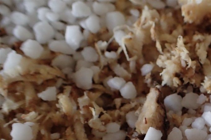 Detta ska bli salt av Stjärnhovstryffel. Grovsalt och riven tryffel blandas och torkas sedan på låg temperatur i svamptork innan det mals till fint salt.r i